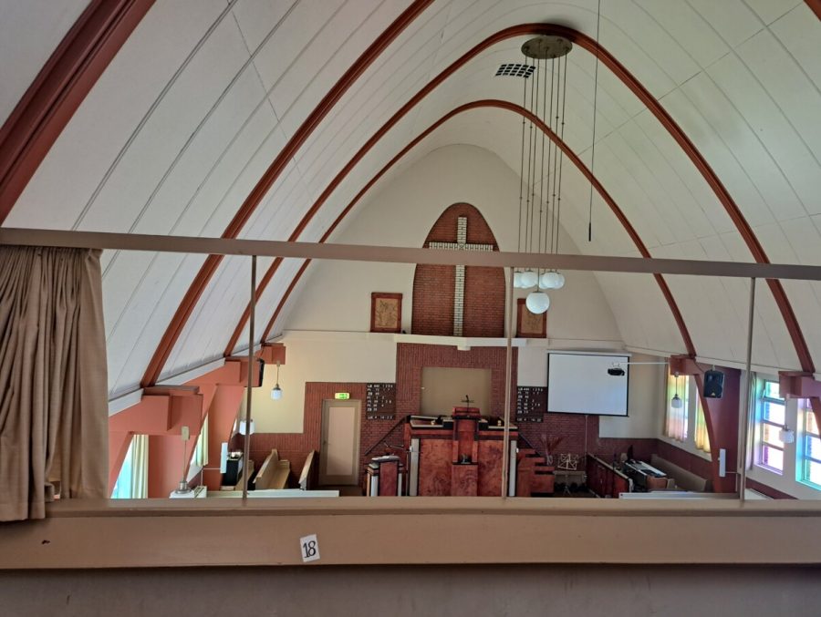de zaal gezien vanaf het balkon