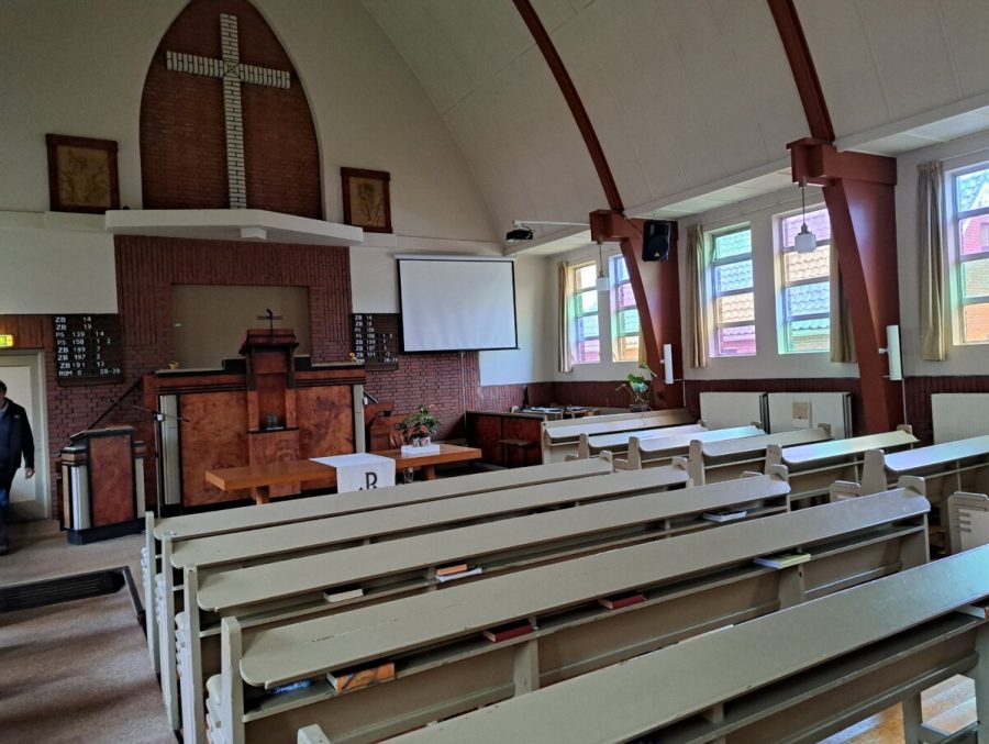 de kerkzaal met preekgestoelte